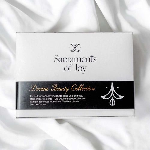 Geschenkbox Devine Beauty Collection von Sacraments of Joy auf Stoff